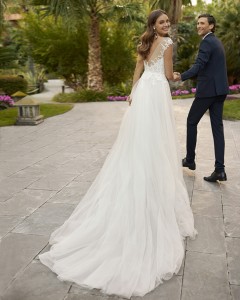 Adriana-Alier-hima-dos-ouvert-transparent-robe-de-mariés-beaune-la-cour-des-mariés               